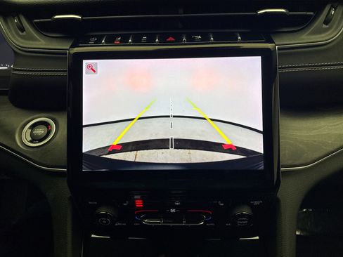 Used 2023 Jeep Grand Cherokee Limited image 16