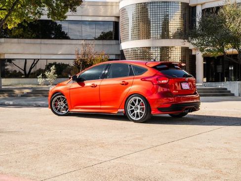 Used 2018 Ford Focus ST w/ Equipment Group 401A image 19