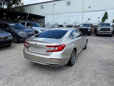 Used 2018 Honda Accord EX image 4