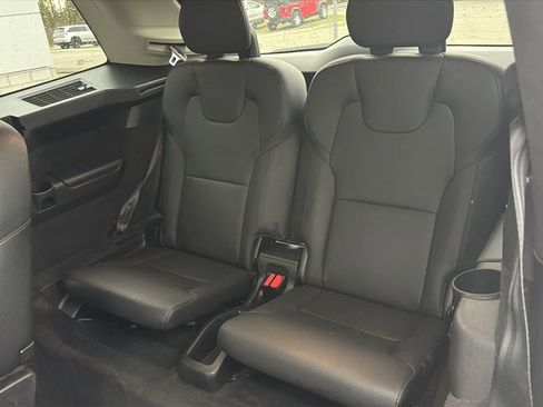 Used 2022 Volvo XC90 T6 Momentum w/ Climate Package image 16