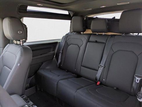 New 2025 Land Rover Defender 90 X-Dynamic SE image 15