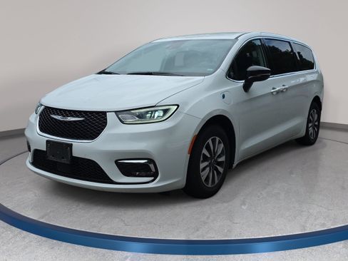 Used 2024 Chrysler Pacifica Limited FWD image 1