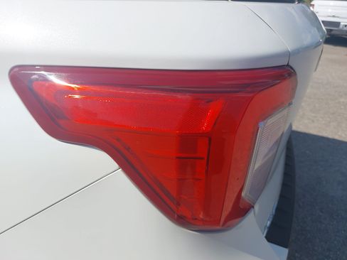 Used 2022 Ford Explorer XLT w/ Equipment Group 202A AWD/4WD image 35