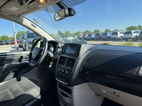 Used 2020 Dodge Grand Caravan SE w/ UConnect Hands-Free Group FWD image 17