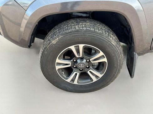 Used 2019 Toyota Tacoma TRD Sport AWD/4WD image 32