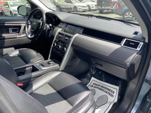 Used 2018 Land Rover Discovery Sport SE image 12