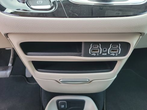 Used 2023 Chrysler Voyager LX FWD image 16
