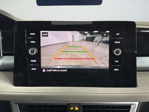 Certified 2025 Volkswagen Taos SE image 25