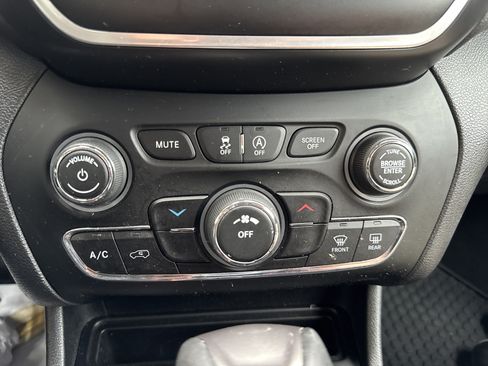 Used 2019 Jeep Cherokee Latitude Plus w/ Cold Weather Group AWD/4WD image 16