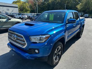 Used 2017 Toyota Tacoma TRD Sport image 1