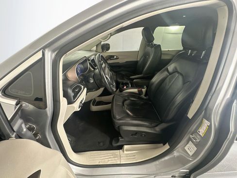 Used 2018 Chrysler Pacifica Touring-L FWD image 13