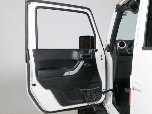 Used 2016 Jeep Wrangler Unlimited Sahara image 24