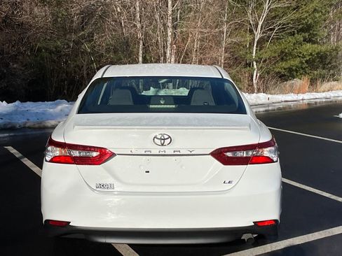 Used 2018 Toyota Camry LE image 4