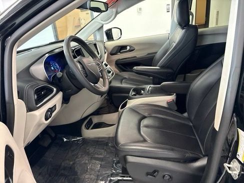 Used 2024 Chrysler Pacifica Limited FWD image 15
