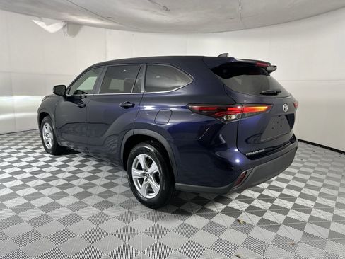 Used 2025 Toyota Highlander LE FWD image 6