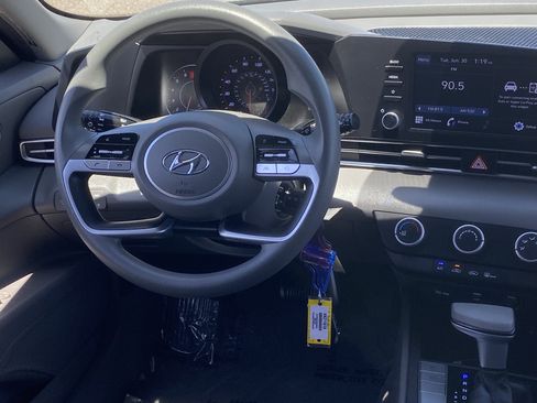 Used 2021 Hyundai Elantra SE FWD image 12