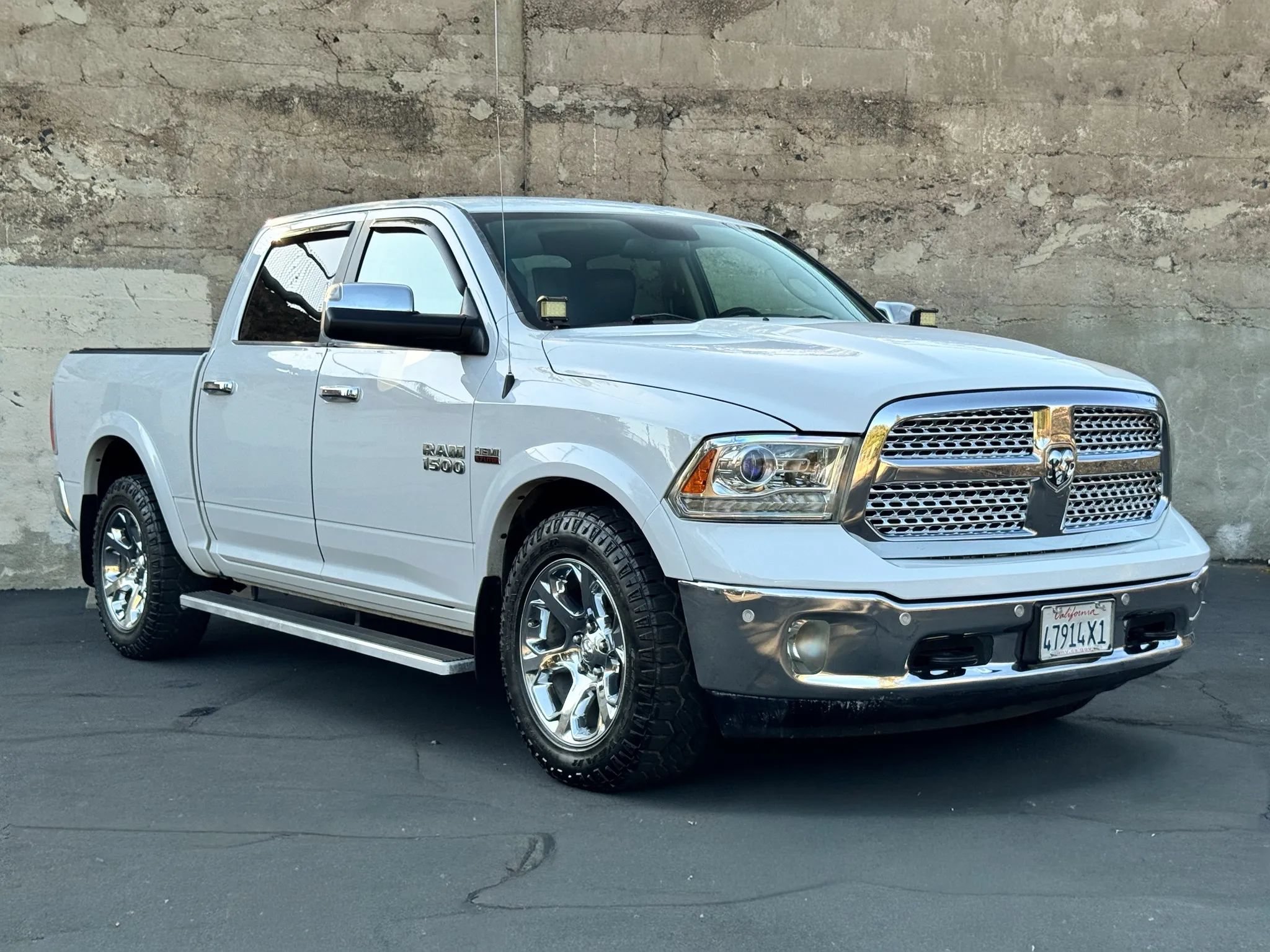 Used 2017 RAM 1500 Laramie w/ Convenience Group AWD/4WD image 4