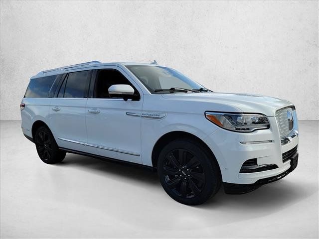 Used 2023 Lincoln Navigator L Reserve AWD/4WD image 3