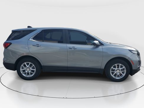 Used 2023 Chevrolet Equinox LT image 2