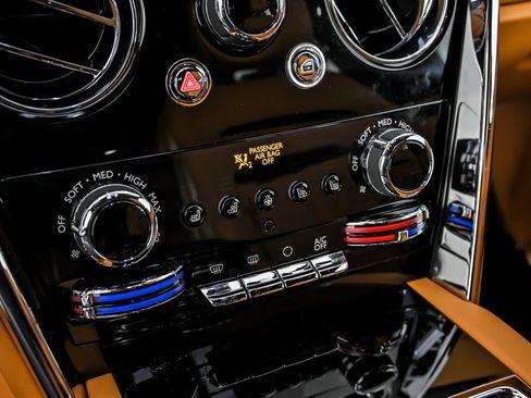 Used 2022 Rolls-Royce Cullinan w/ Dark Exterior Package image 38