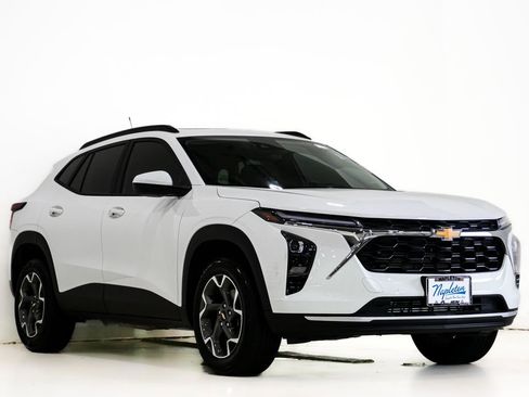 Used 2025 Chevrolet Trax LT w/ Sunroof Package FWD image 1