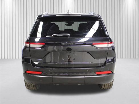 Used 2023 Jeep Grand Cherokee Altitude image 4