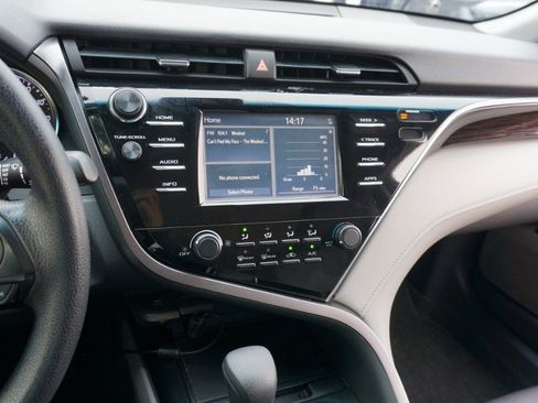 Used 2018 Toyota Camry LE image 15