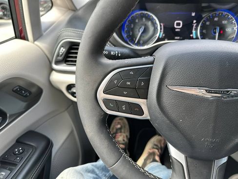 Used 2023 Chrysler Pacifica Touring-L AWD/4WD image 27