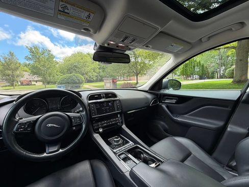 Used 2018 Jaguar F-PACE Premium AWD/4WD image 7