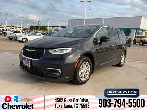 Used 2023 Chrysler Pacifica Touring-L FWD image 1