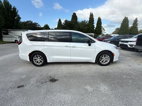Used 2025 Chrysler Pacifica Select FWD image 4