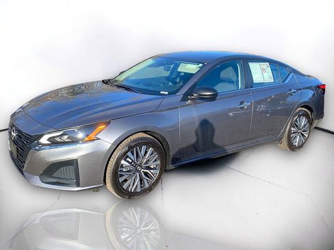 Used 2024 Nissan Altima 2.5 SV image 2