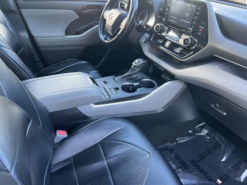 Used 2021 Toyota Highlander LE image 16