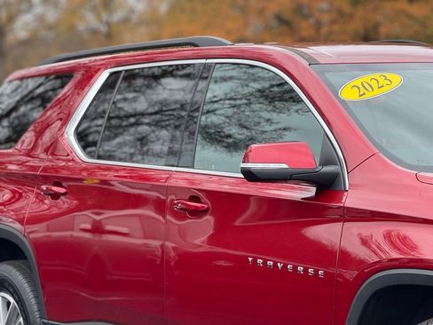 Used 2023 Chevrolet Traverse LT image 7