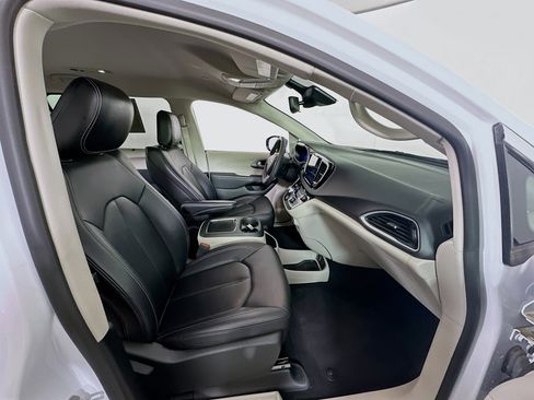 Used 2024 Chrysler Pacifica Touring-L image 31