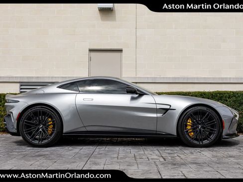 Used 2025 Aston Martin V8 Vantage Coupe image 17