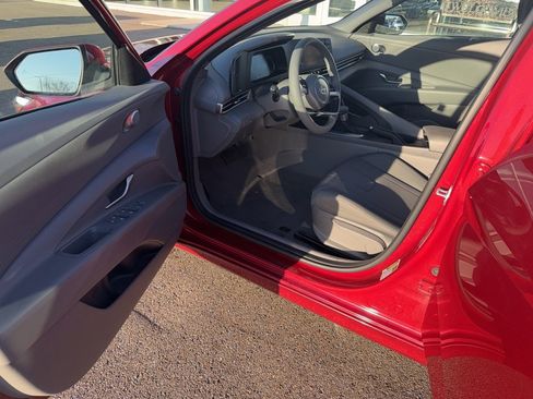 Used 2024 Hyundai Elantra SE image 16