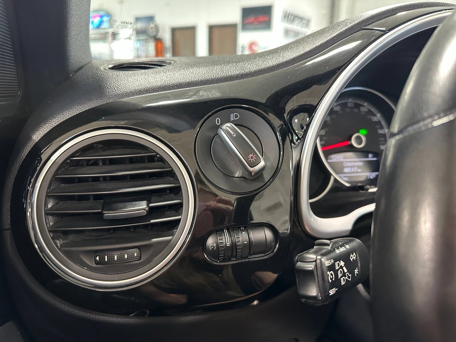Used 2018 Volkswagen Beetle 2.0T SE FWD image 23