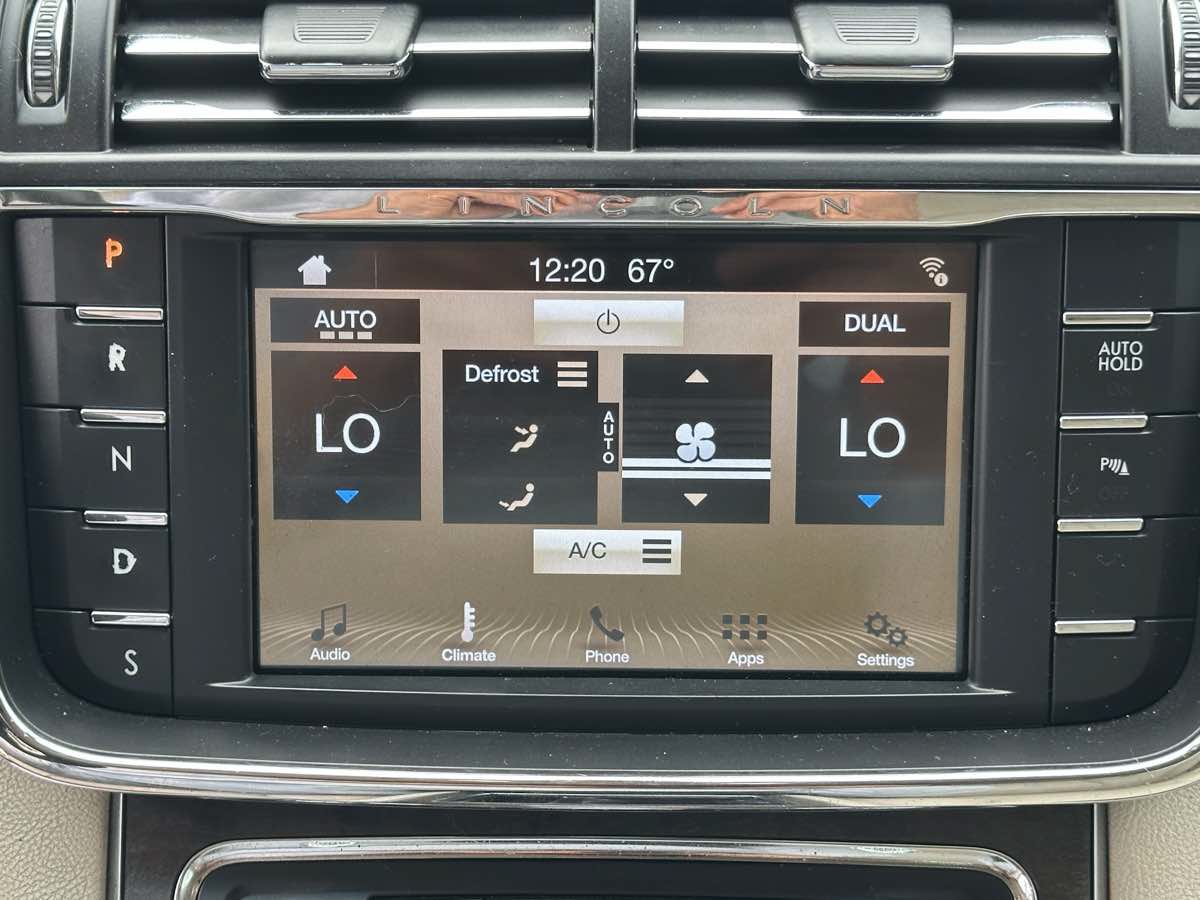 Used 2017 Lincoln Continental Select FWD image 16