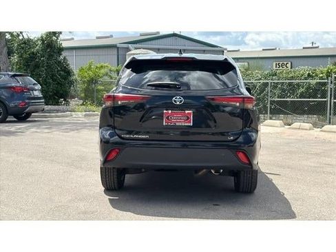 Certified 2025 Toyota Highlander LE FWD image 7