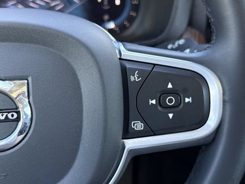 Used 2022 Volvo XC60 B5 Momentum w/ Climate Package FWD image 16