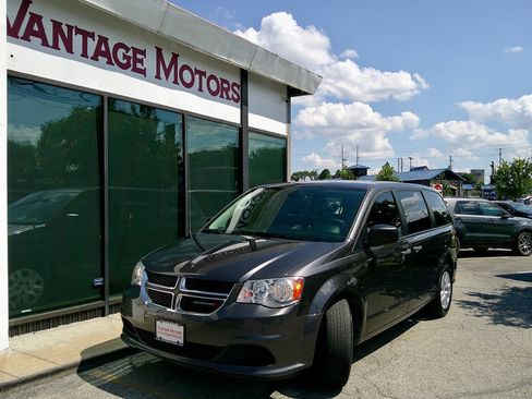Used 2020 Dodge Grand Caravan SE FWD image 1