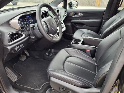 Used 2025 Chrysler Pacifica Select image 15