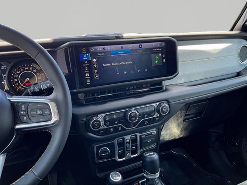 Used 2025 Jeep Wrangler Unlimited Sahara AWD/4WD image 9