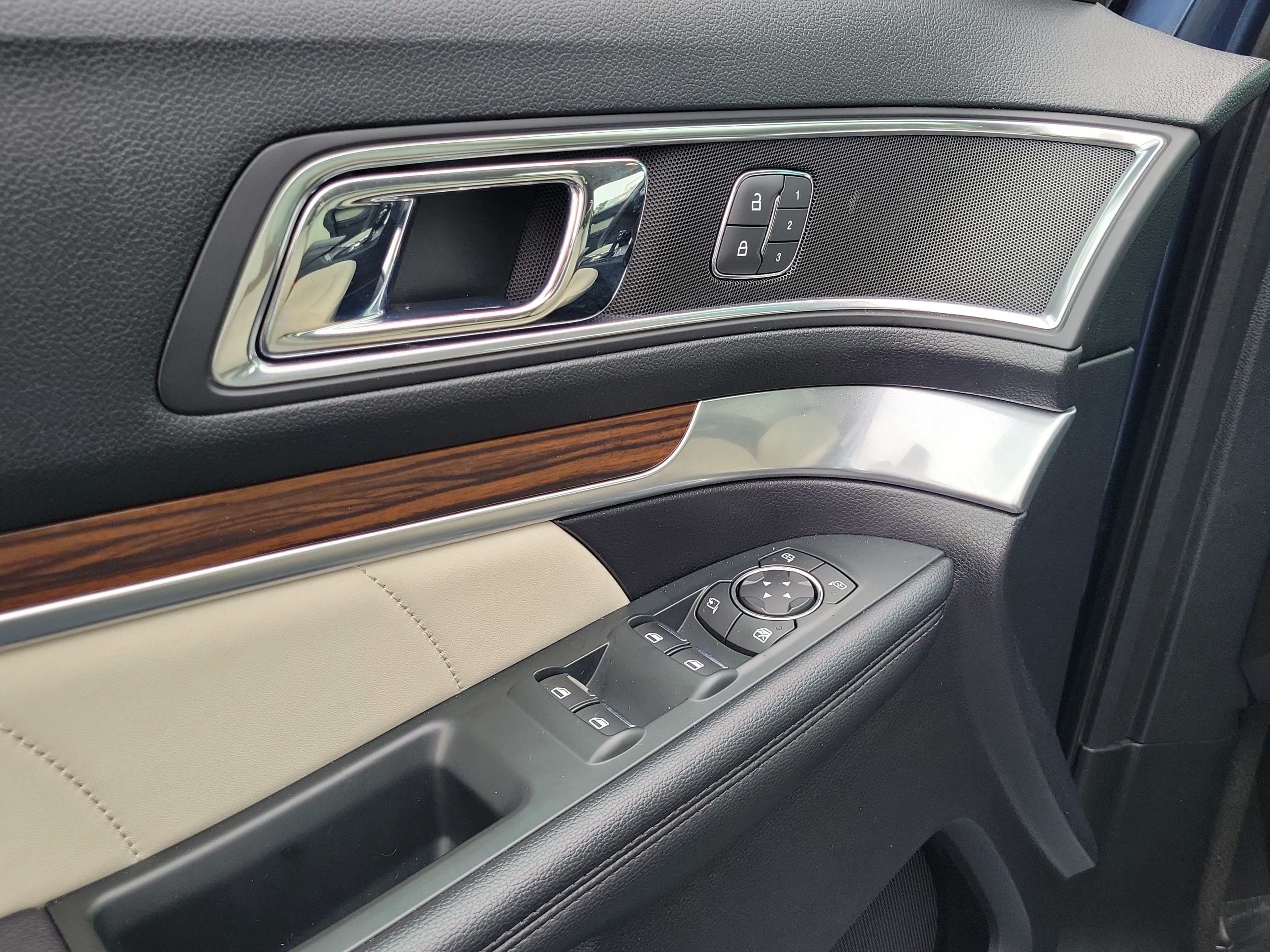 Used 2019 Ford Explorer Limited w/ Limited Luxury Package FWD image 20