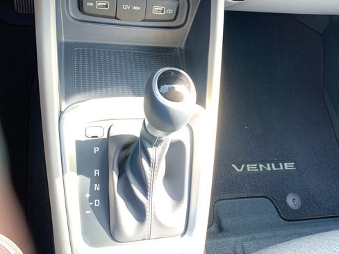 Certified 2022 Hyundai Venue Limited FWD image 34