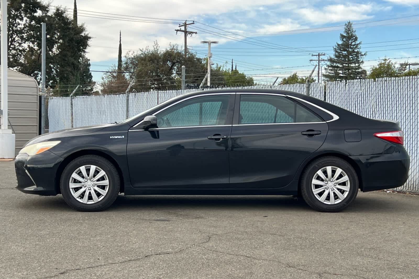 Used 2015 Toyota Camry LE FWD image 2