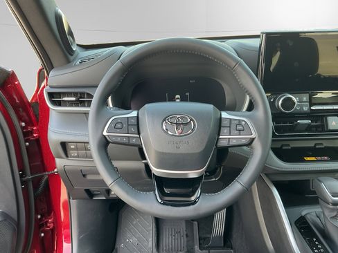 New 2026 Toyota Highlander XSE image 12