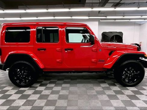 Used 2025 Jeep Wrangler Unlimited Sahara w/ Safety Group image 16