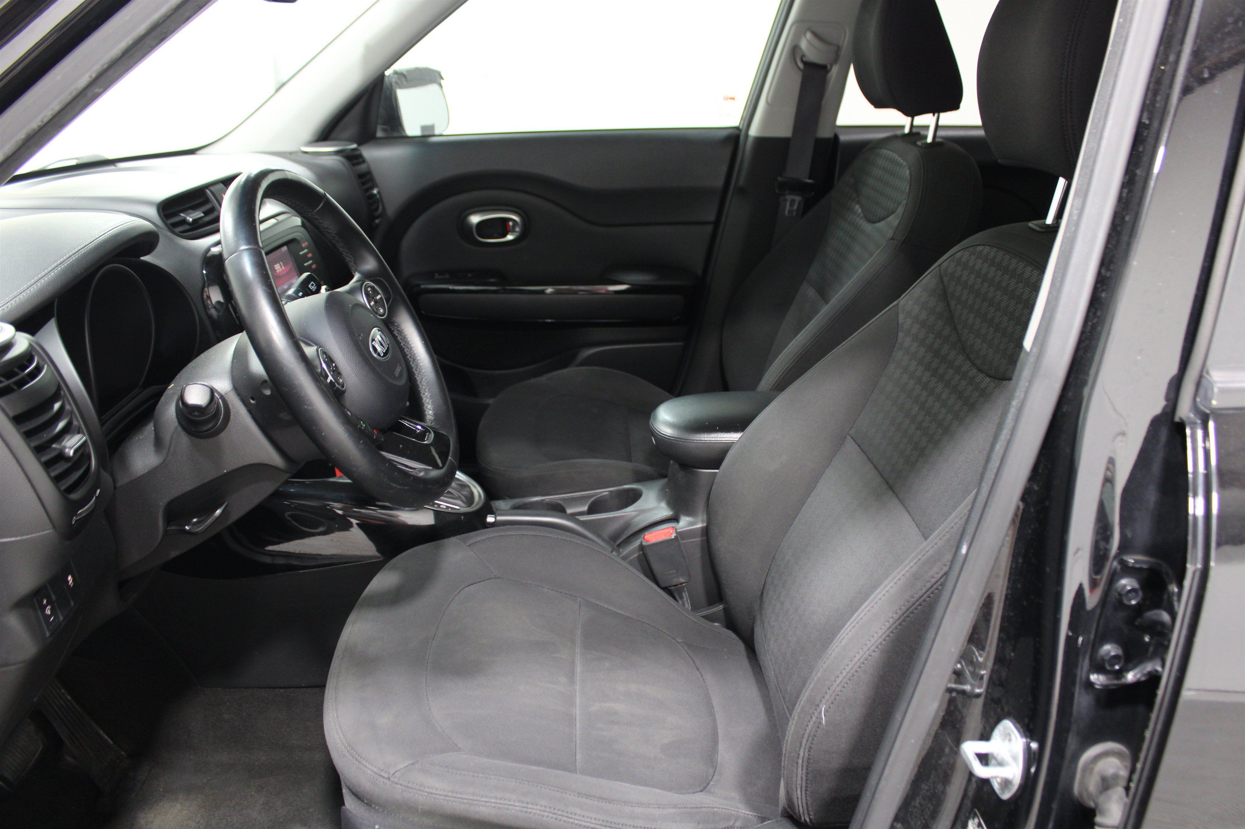 Used 2015 Kia Soul ! FWD image 12